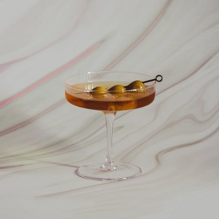 Vintage Vibes: Crafting the Perfect Bald Head Cocktail Reminiscent of the 1940s