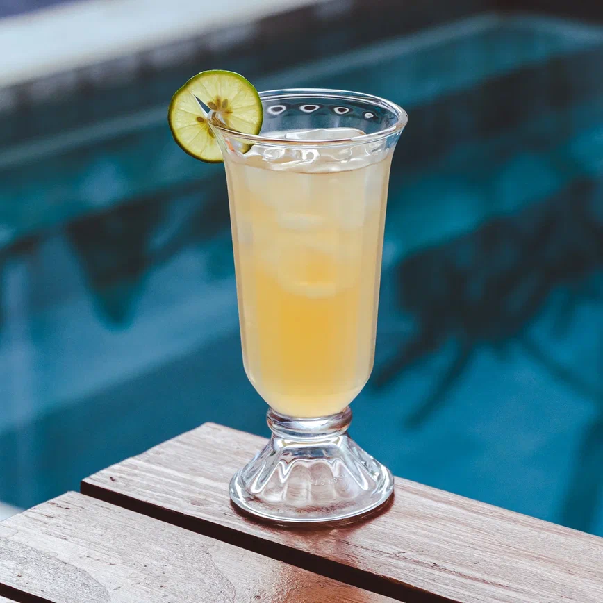 Gin Spider Highball cocktail recipe / Cocktail for a raucous party